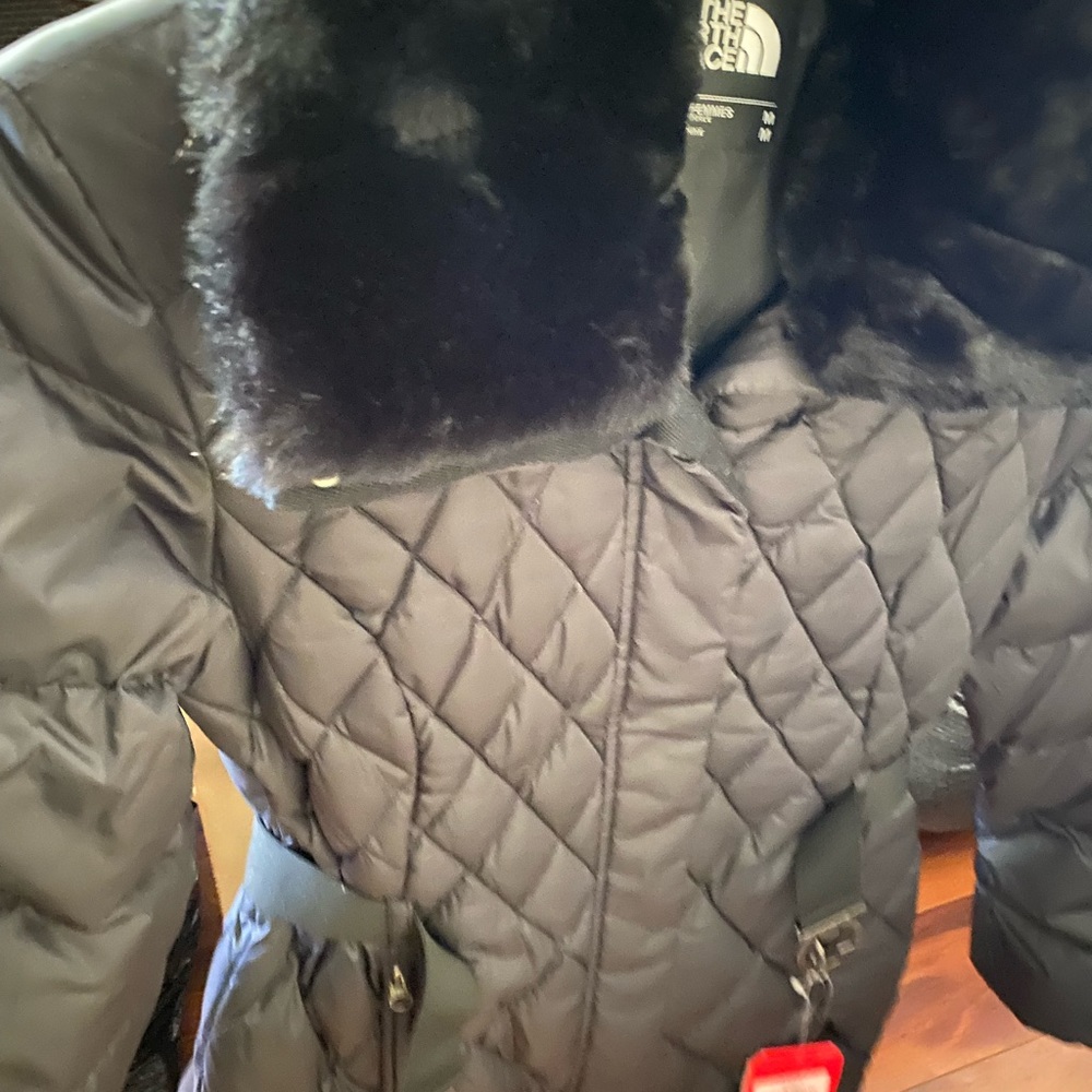 Brand new North Face jacket size medium. There is no hood on this coat.